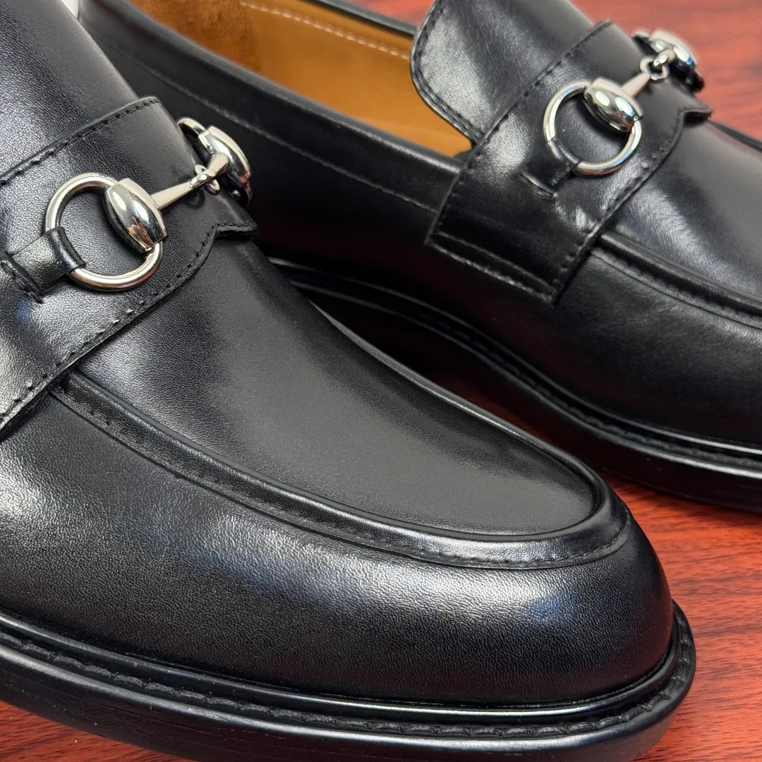 Batch 980 Gucci/Gucci new men's loafers with horsebit buckle! These classic loafers, embellished with a horsebit buckle, embody timeless elegance and pay homage to the brand's rich heritage. The carefully crafted leather sole and semi-circular toe inject new charm into the entire design. Iconic accessories and metal buckle finishes complement each other, classic loose fit, solid color leather highlights the simple and rustic temperament. Select high-quality leather. Pay attention to the details of the leather material. The texture is bright. The leather has excellent toughness. It is soft, comfortable and durable. The dyed calfskin lining has uniform and fine holes, soft and comfortable. The thickened leather outsole and the composite rubber bottom sheet at the heel are extremely comfortable, wear-resistant and non-slip. It is the first choice for light weight. It is versatile and luxurious, and comes with a full set of packaging! Size: 39-40-41-42-43-44 leather shoe size (can be customized to 38.45.46) Item number: 812158 black cowhide